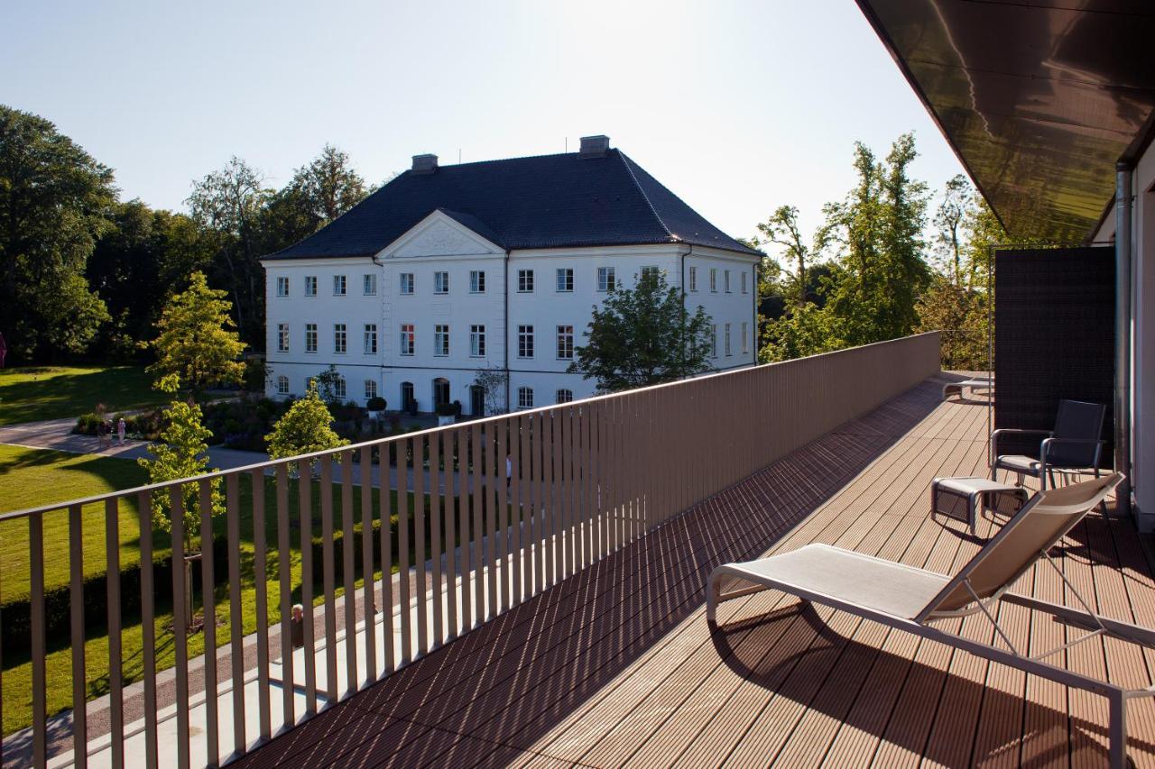 Schlossgut Groß Schwansee Екстериор снимка The terrace of the hotel