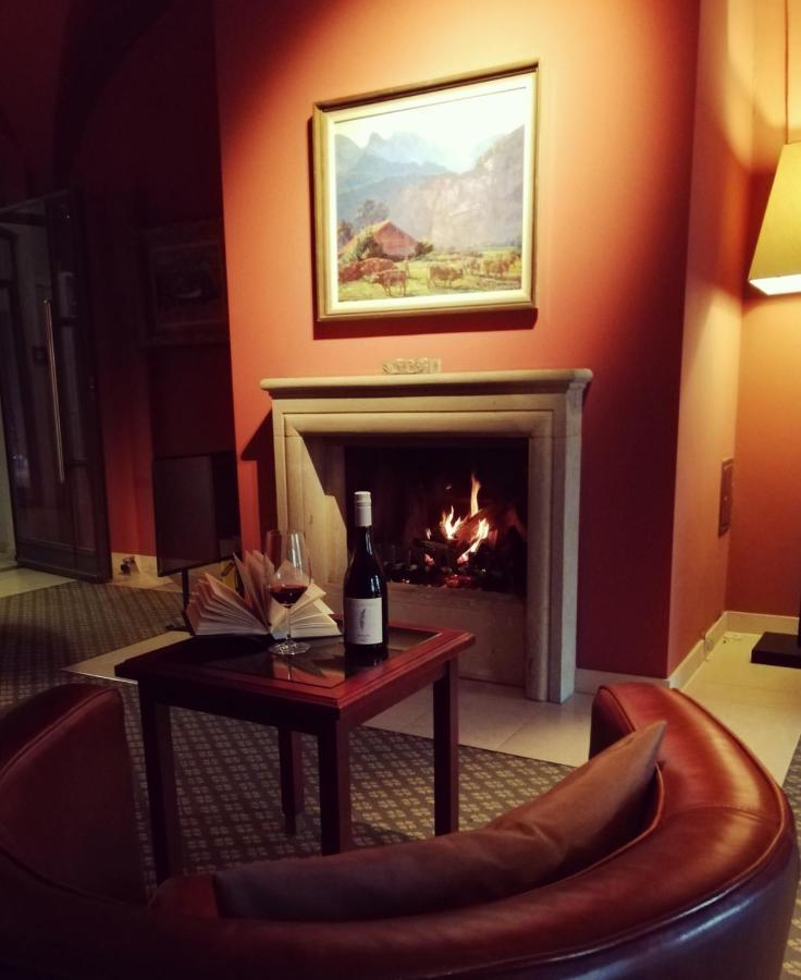 Schlossgut Groß Schwansee Екстериор снимка A fireplace in a hotel room