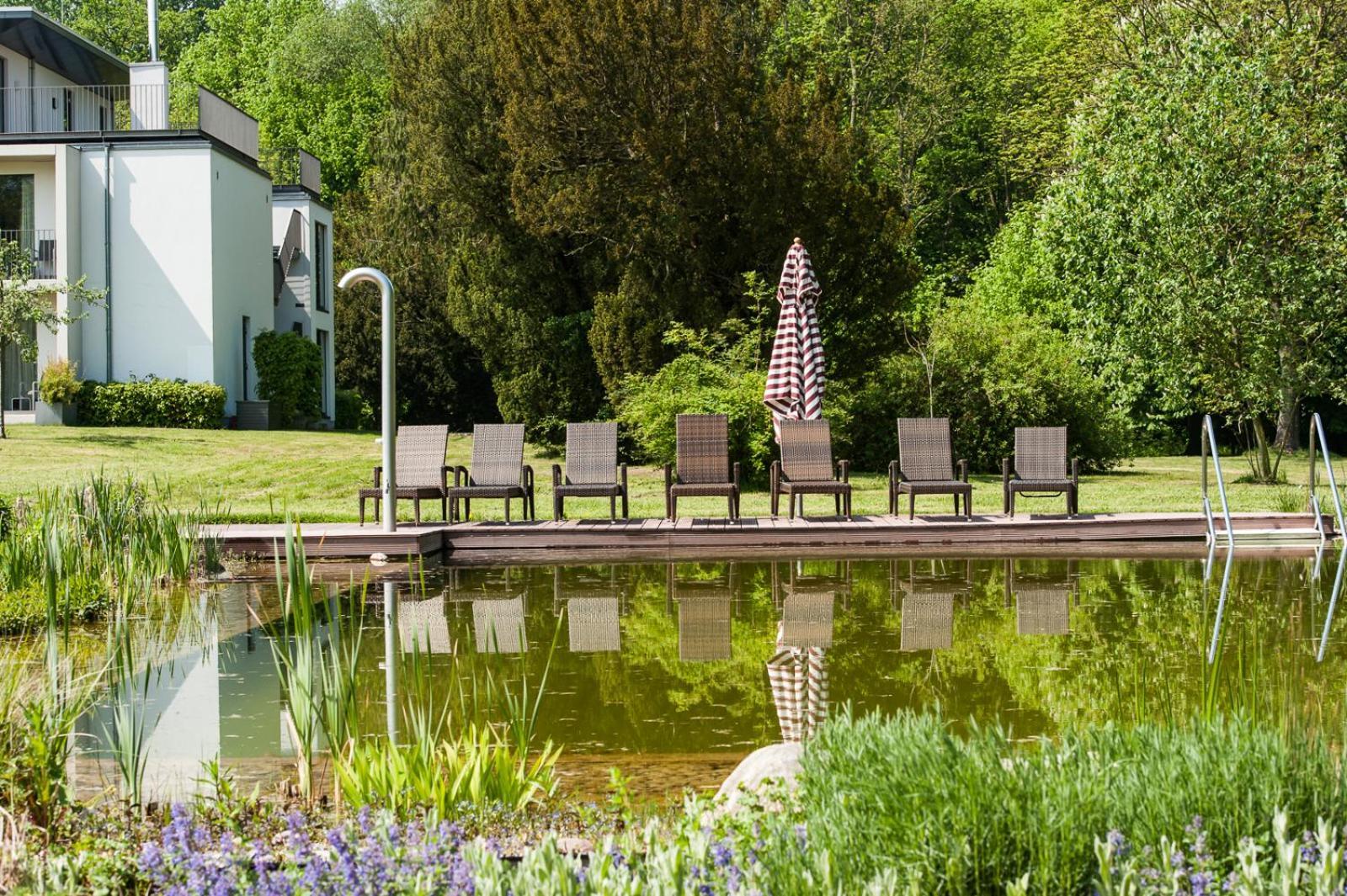 Schlossgut Groß Schwansee Екстериор снимка The swimming pond