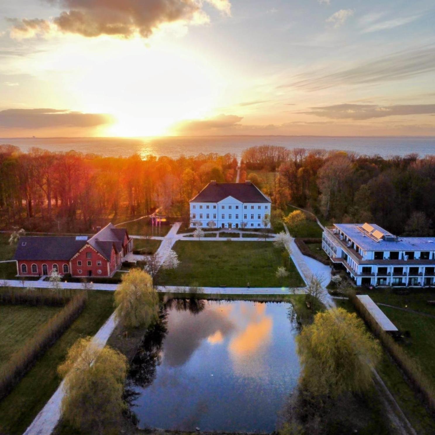 Schlossgut Groß Schwansee Екстериор снимка Aerial view of the campus