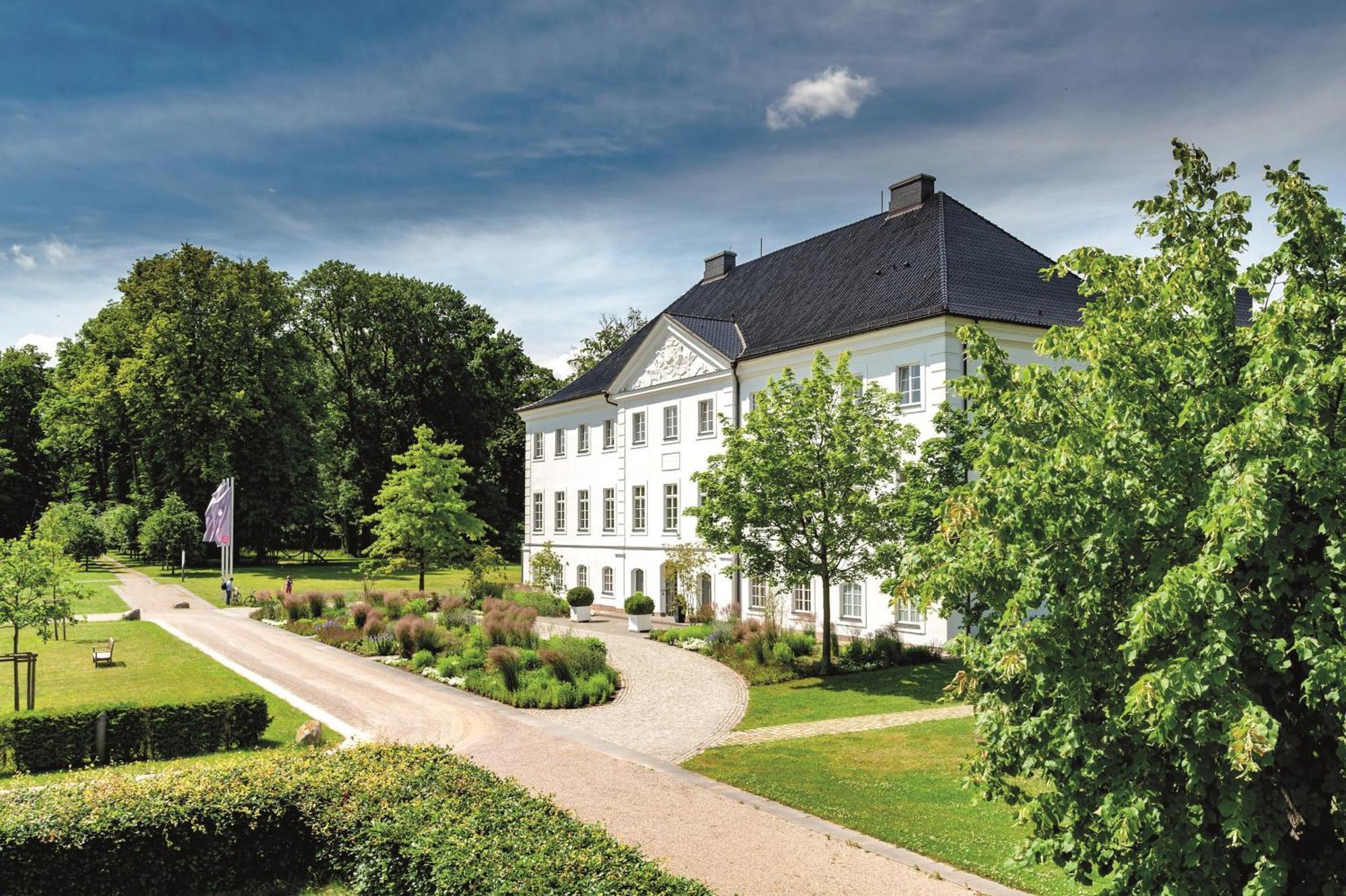 Schlossgut Groß Schwansee Екстериор снимка The former manor house of the estate