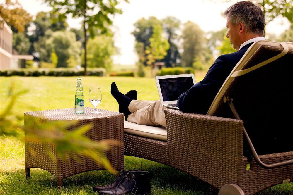 Schlossgut Groß Schwansee Екстериор снимка A man relaxing in a garden