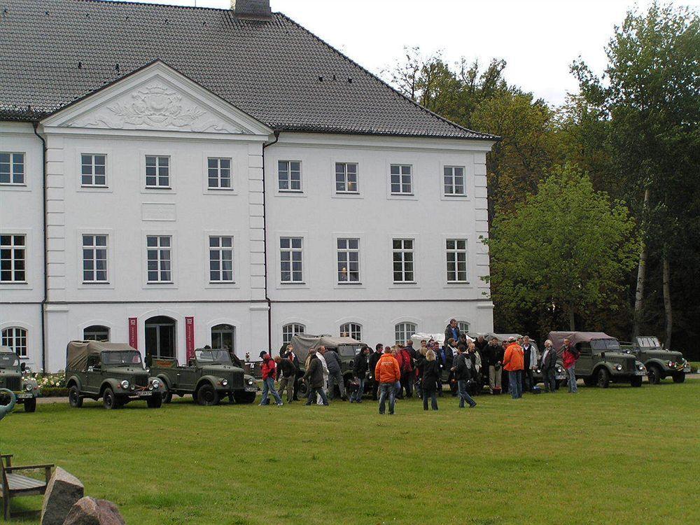 Schlossgut Groß Schwansee Екстериор снимка The former officers' mess