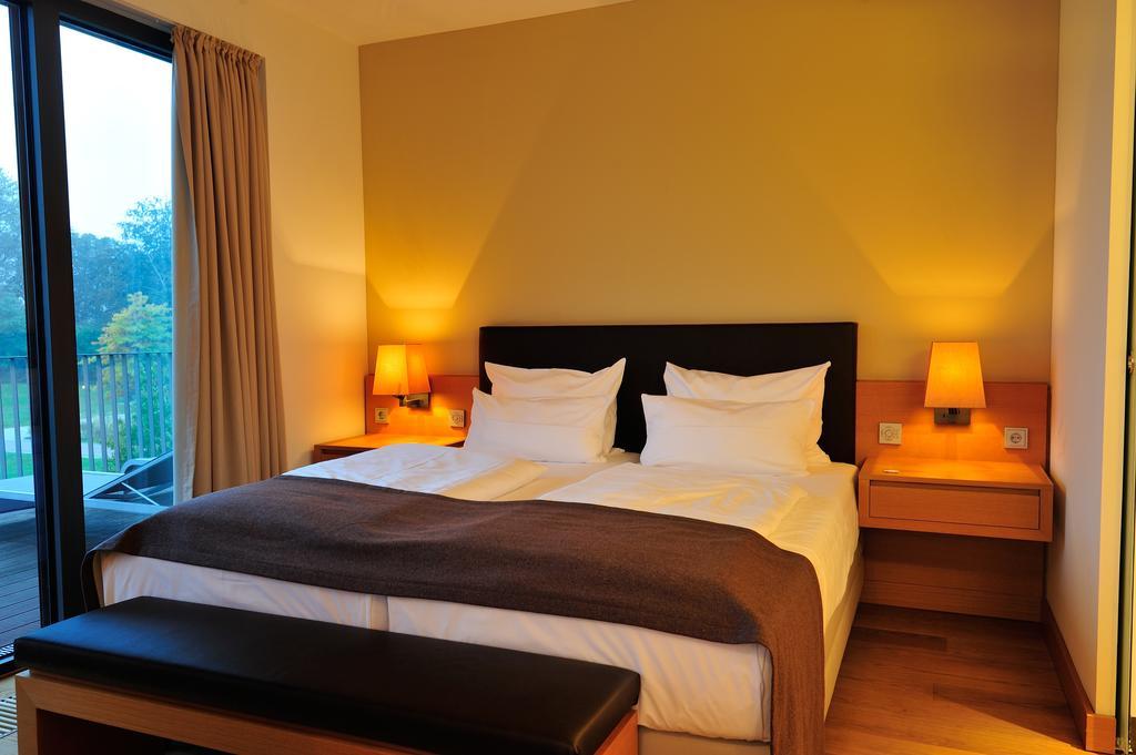 Schlossgut Groß Schwansee Екстериор снимка A typical hotel room
