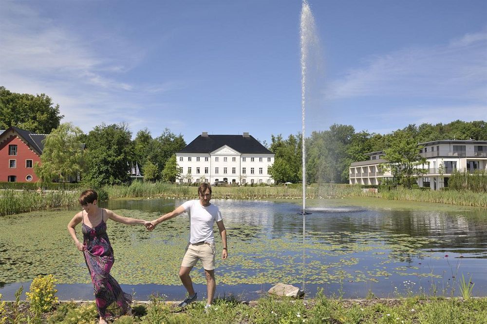 Schlossgut Groß Schwansee Екстериор снимка The lake at the centre of the village