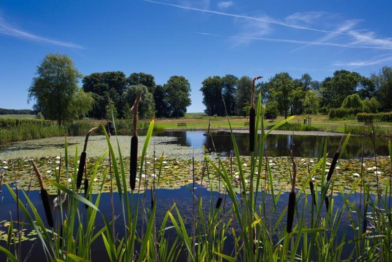 Schlossgut Groß Schwansee Екстериор снимка The lake at the centre of the reserve